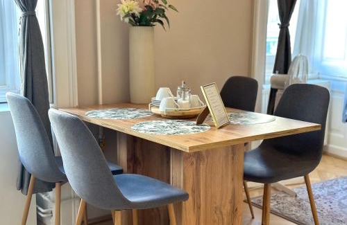 Nepszinhaz negyed Apartment | Budapest Palace Apartment - Palace District - Downtown