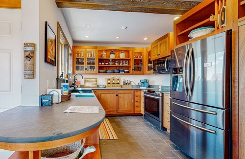 Boothbay Harbor Apartment | Buddy's Barrel House: Dog-Friendly Apartment in Downtown Boothbay Harbor