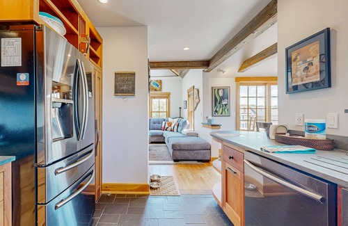 Boothbay Harbor Apartment | Buddy's Barrel House: Dog-Friendly Apartment in Downtown Boothbay Harbor