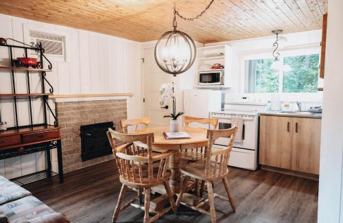Frampton Ski Chalet | Buddy Shack - Chalet Miller Zoo