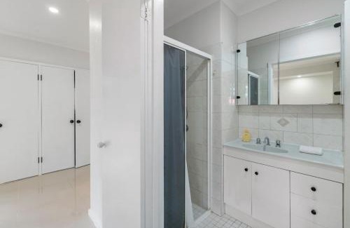 Robertson Apartment | Budget 1Bed Studio Near Top Malls and Transit