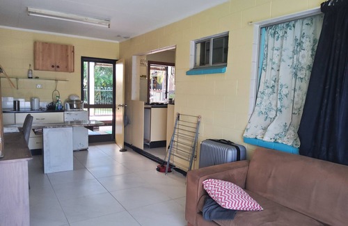 Woree House | BUDGET 3/4Br 2Bath and 2 kitchens in tropical gardens with pool