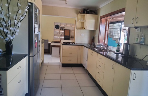 Woree House | BUDGET 3/4Br 2Bath and 2 kitchens in tropical gardens with pool