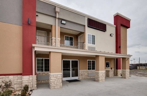 White Settlement Hotel | Budget Accommodation Ideal For Couple Traveler | Room w/Free Breakfast