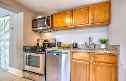 Downtown Baltimore House | Budget Bed Room near Downtown Inner Harbor w Free Parking