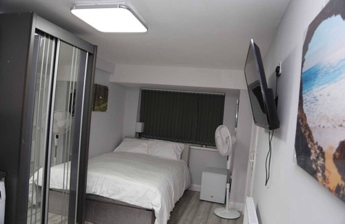 Woolwich Common Ski Chalet | Budget Ensuite Room Woolwich