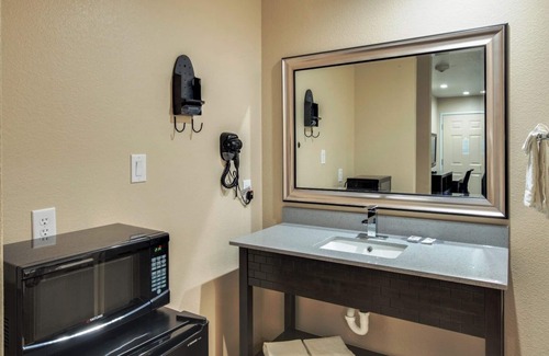 Fort Worth Hotel | Budget-friendly Accommodation | Room w/Hot-tub and Free Breakfast