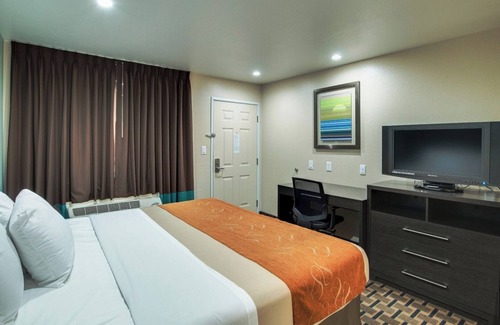Fort Worth Hotel | Budget-friendly Accommodation | Room w/Hot-tub and Free Breakfast