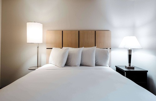 Fossil Creek Resort | Budget-friendly Accommodation, Short Drive to Dickies Arena! FREE Parking!