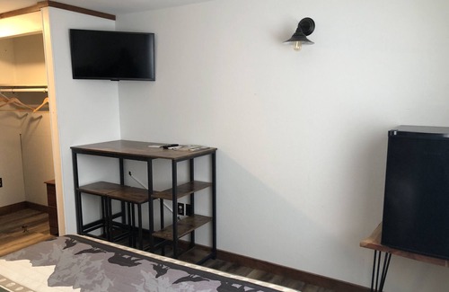 Deadwood Hotel | Budget Friendly Room 104 - No Pets