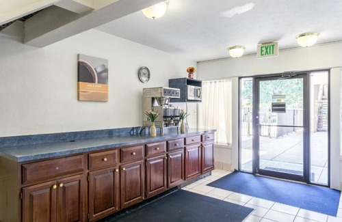 Edgewood Hotel | Budget-Friendly Room w/Complimentary Breakfast & Easy Access to I-95