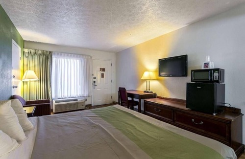 Edgewood Hotel | Budget-Friendly Room w/Complimentary Breakfast & Easy Access to I-95