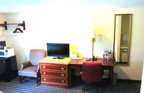 Waterville Hotel | Budget Host Airport Inn