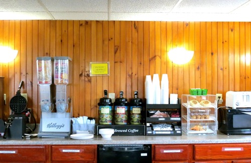 Waterville Hotel | Budget Host Airport Inn