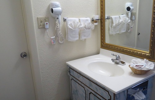 Waterville Hotel | Budget Host Airport Inn