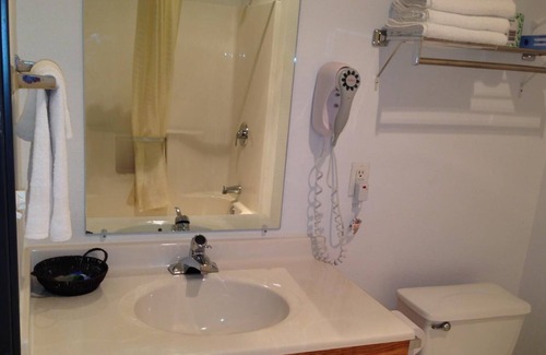 Hallock Hotel | Budget Host Caribou Inn