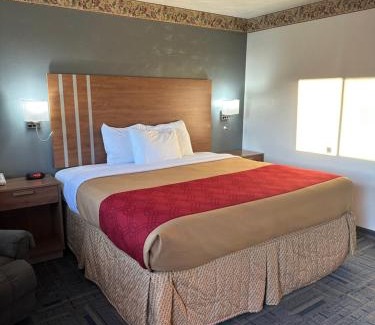 Tad Hotel | Budget Host Inn Charleston