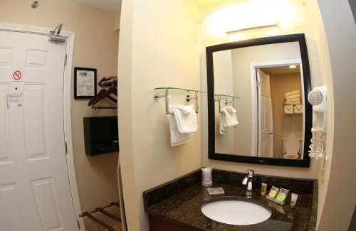 St Ignace Hotel | Budget Host Inn & Suites