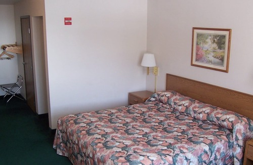 North Branch Hotel | Budget Host Inn & Suites