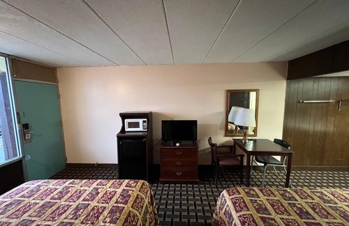 Kirksville Hotel | Budget Host Village Inn