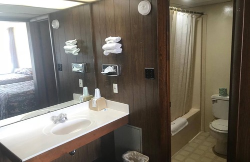 Kirksville Hotel | Budget Host Village Inn