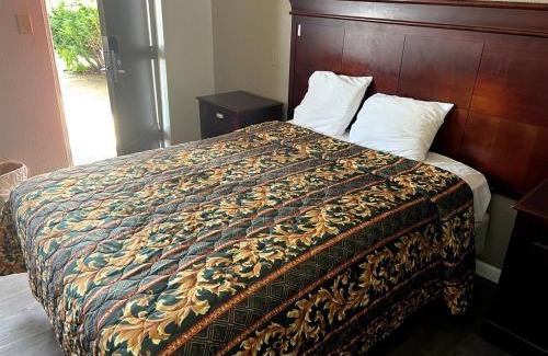 Brooklyn Hotel | Budget Plaza Motel