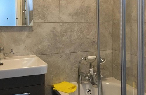 Belsize House | Budget Room in London's Swiss Cottage