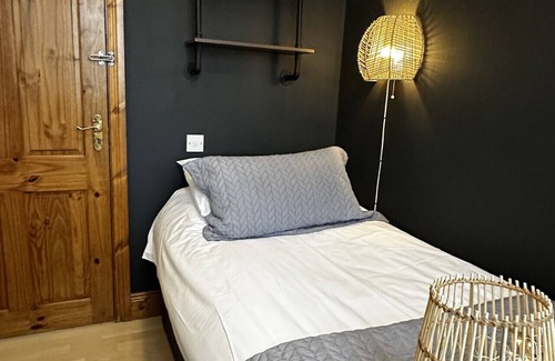 Malahide House | Budget single room, shared bathroom, close to Malahide Castle, Dublin Airport