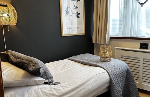 Malahide House | Budget single room, shared bathroom, close to Malahide Castle, Dublin Airport