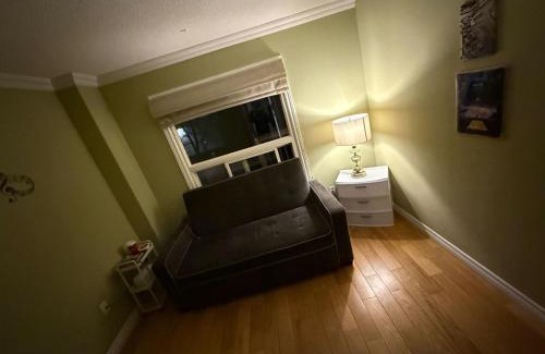 Hurontario House | BUDGET SQUARE ONE-PEARSON ROOM- Free Wifi& Parking