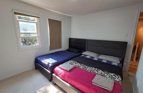 Hurontario House | BUDGET SQUARE ONE-PEARSON ROOM- Free Wifi& Parking