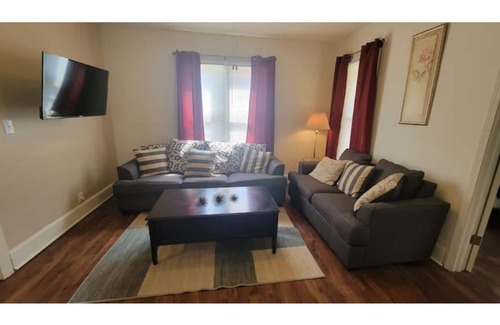 Rockford House | Budget stay in Rockford - Lower Duplex