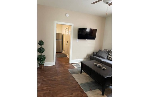 Rockford House | Budget stay in Rockford - Lower Duplex