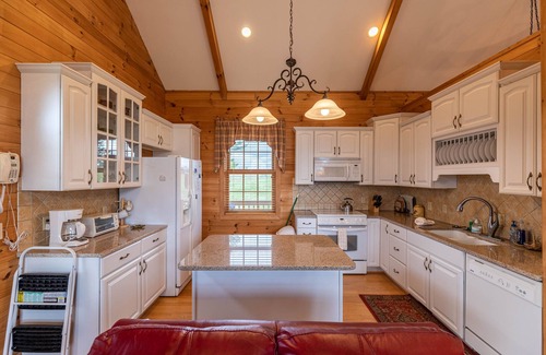 Fleetwood House | Buena Vista- 4bd 3ba, Fireplace, Hot Tub, walk to New River