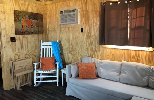 Evant Cabin | Buena Vista Wildlife Safari- Red Stag Cabin