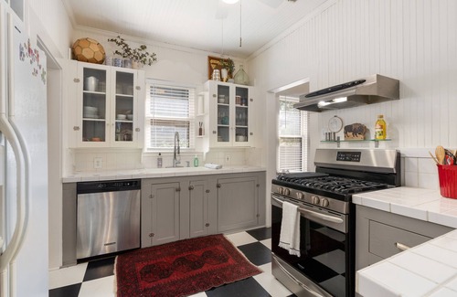 Boerne House | Buffalo Haus - Downtown charm 2-bedroom bungalow