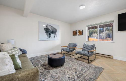Custer Apartment | Buffalo Roam - Hot Tub & Nature in Town