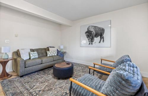 Custer Apartment | Buffalo Roam - Hot Tub & Nature in Town