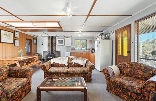 Miena Apartment | Bull’s Tavern Cabin – Cozy Lakeside Escape in Miena, Tasmania