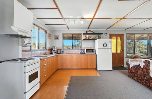 Miena Apartment | Bull’s Tavern Cabin – Cozy Lakeside Escape in Miena, Tasmania