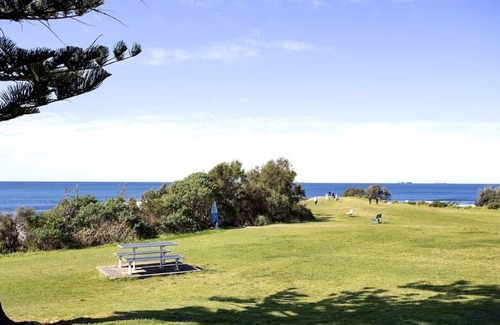 Bulli Apartment | Bulli26 Studio – Steps to Sandon Point, Cafés & Bike Path