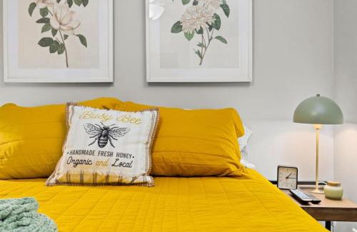 Peoria Heights House | Bumble Bee Cottage - Quiet comfort for 2