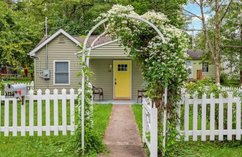 Peoria Heights House | Bumble Bee Cottage - Quiet comfort for 2