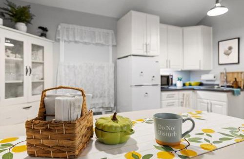 Peoria Heights House | Bumble Bee Cottage - Quiet comfort for 2