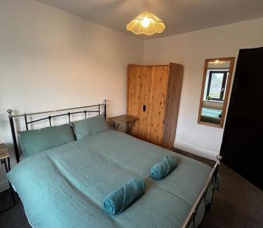 Sheffield House | Bumblebee Cottage 3-Bed Family Stay near Sheffield with Garden & Free Parking