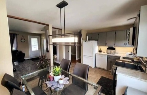 Longueuil House | Bunga-lounge: 3 BDR, Pool, Parking