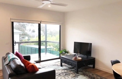Lorne House | Bunga Raya
