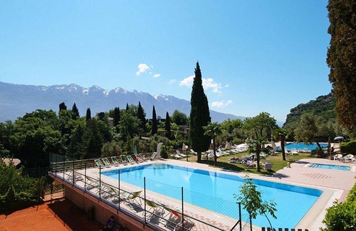 Bassanega House | Bungalow for exclusive use with unobstructed lake view and shared use of the pool