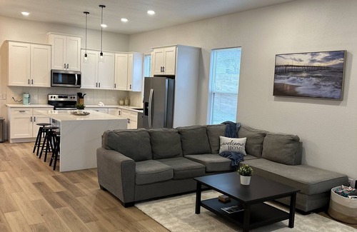 Spring Branch House | Bungalow at the Cove