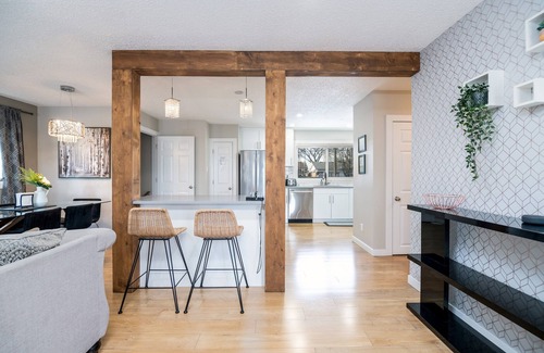 Jasper Place House | Bungalow Bliss»Central AC»Walk to WEM»Fun for All!